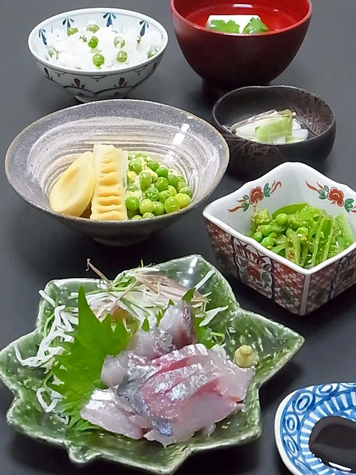 今晩は、鯵お造り、えんどう豆の玉子とじ 破竹の炊合せ、スナップエンドウの胡麻和え、端野菜の浅漬、豆腐のお吸物、青豆ご飯

今日も緑多き食卓となりました。
お義母さんから またまた近日中にお豆類を送ってくれると連絡が有ったので、せっせと豆尽くし(^^)

鯵は境港直送。新鮮さはさばいていてもわかりますね。家族の好きな鯵寿|akazawa3さん