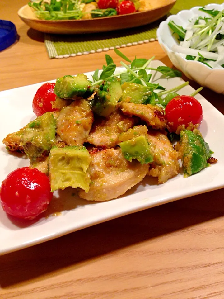 hi-ra（ひいら）さんの料理 『鶏むね肉とアボカドのごま味噌炒め』|S.Kasumiさん