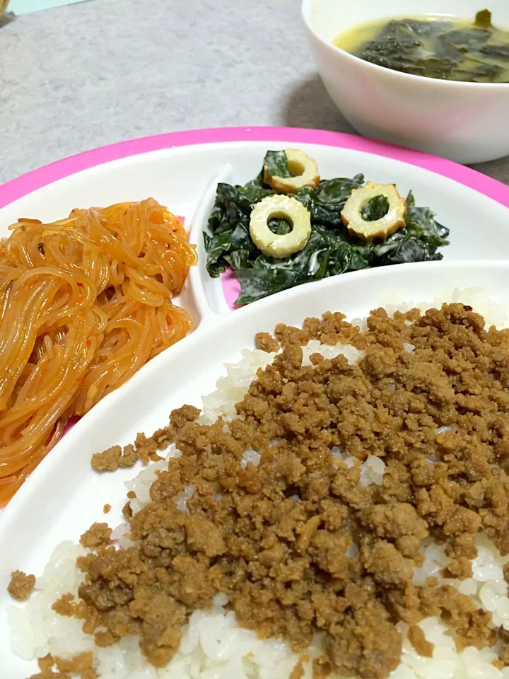 そぼろご飯、マーボー春雨、ワカメとちくわのマヨ味噌サラダ、みそ汁|Erina Oguraさん