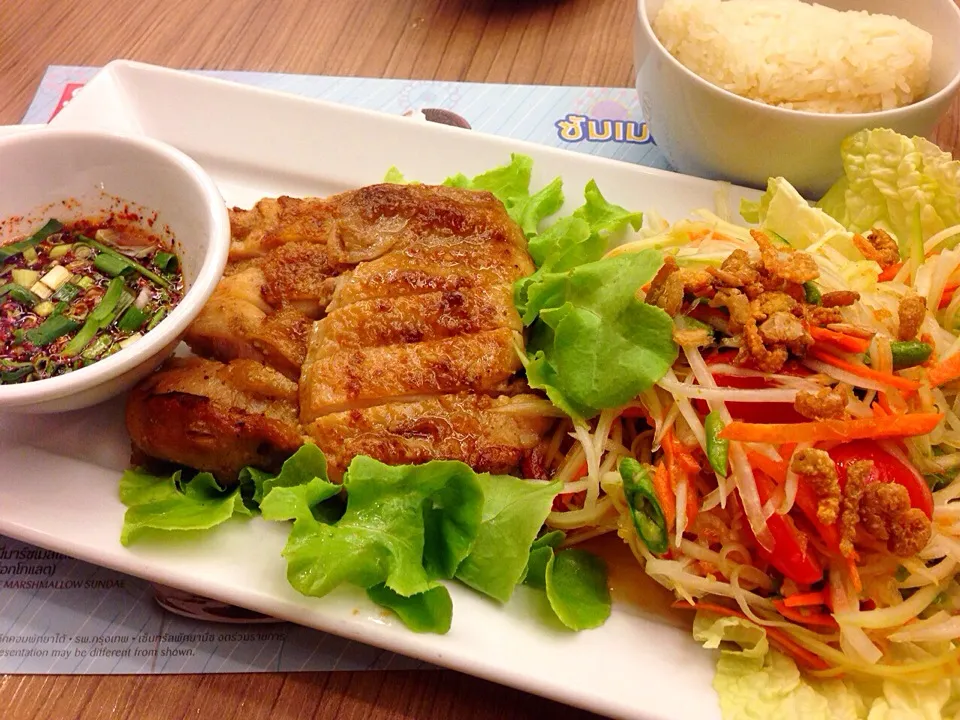 Thai Style Grilled Chicken and Som Tam|about.me/pinku_nekoさん