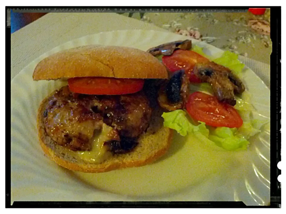 Chewy Cheezy Burger|Khai Abanes Perezさん