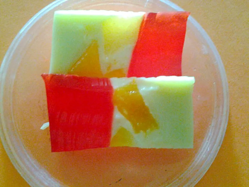 Snapdishの料理写真:Bicolor Gelatin with fruits|Luis&LeidaGGさん