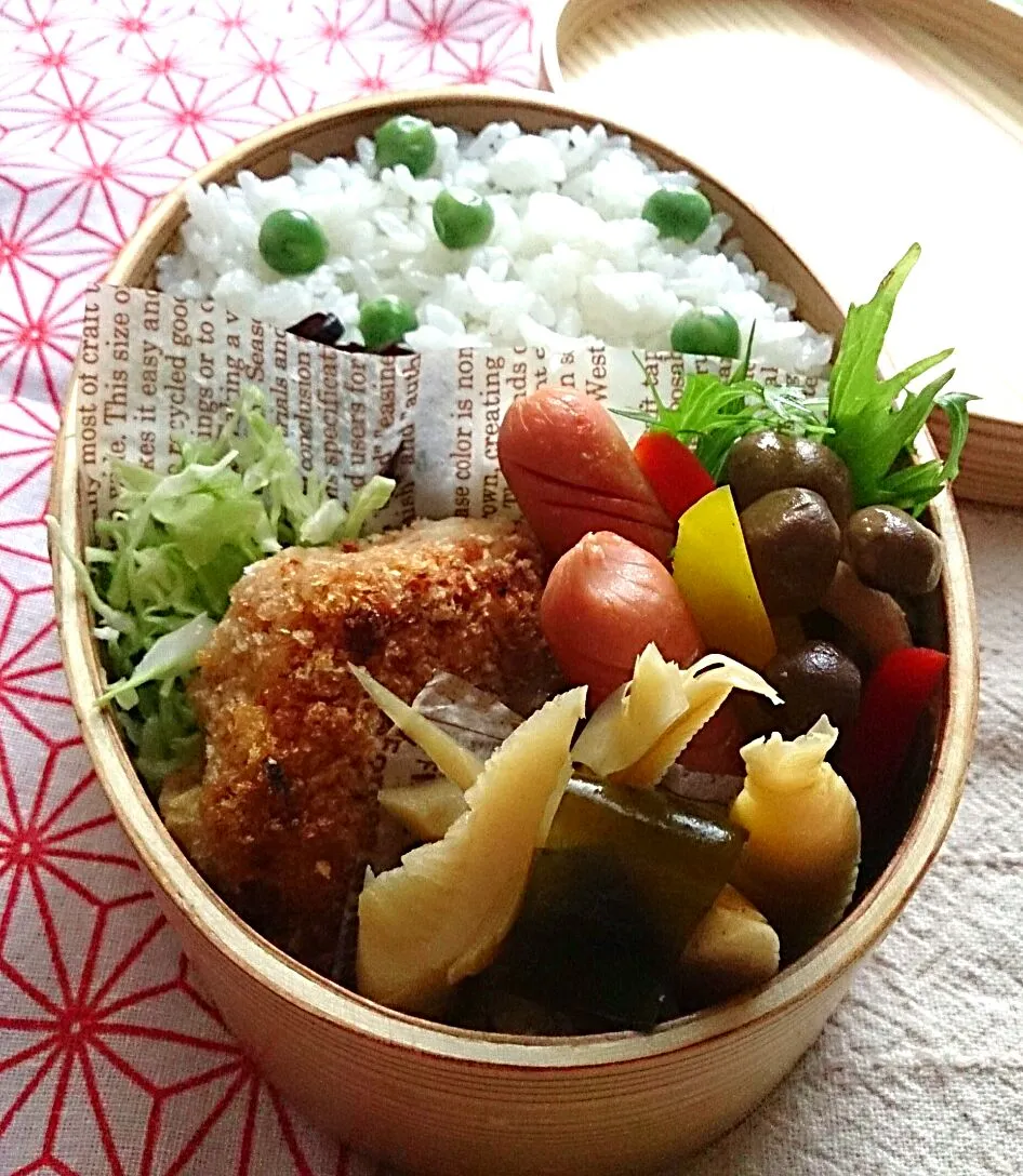 新じゃがコロッケとワカタケ煮弁当

今日のパパのお弁当はコロッケ、ワカタケ煮、パプリカしめじソテー、豆ご飯等でした。|とだともさん