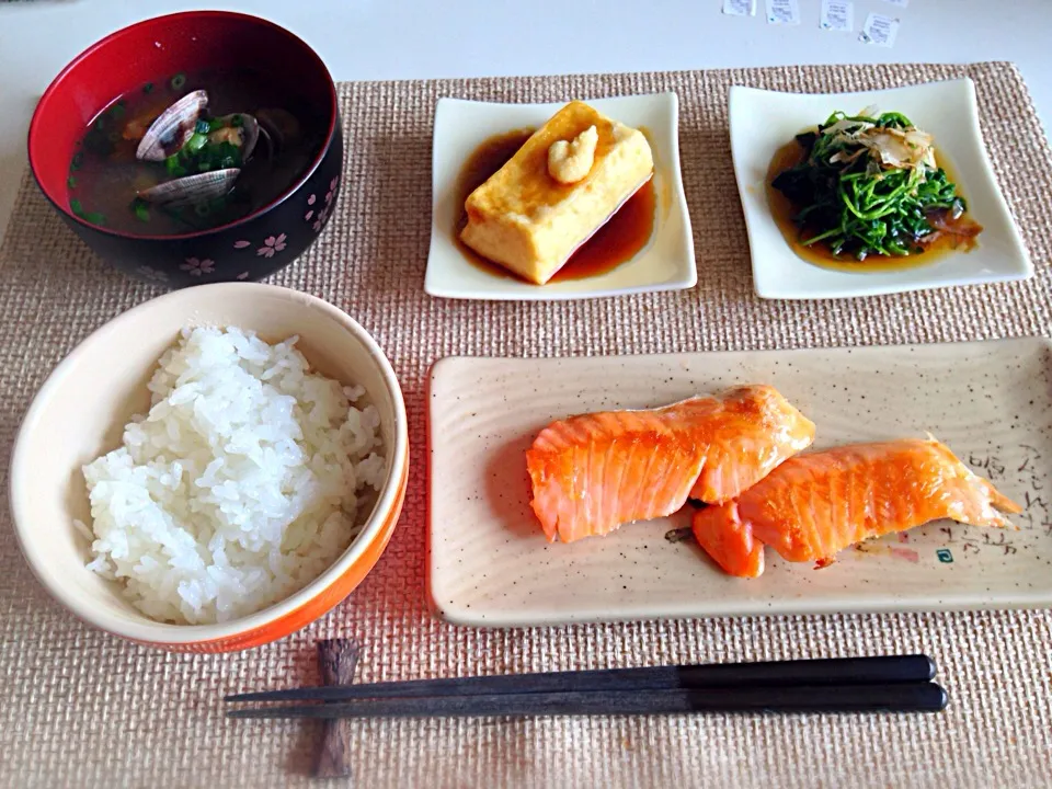 鮭のハラミ 揚げ出し豆腐 豆苗と韮のお浸し あさり味噌汁|にゃろめさん