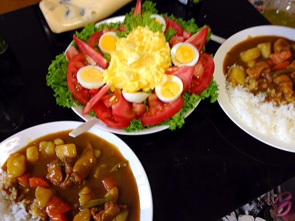 チキントマトカレーと野菜もりもり卵サラダ♡|なーさん