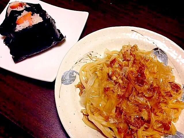 焼きうどんと大きめ鮭のおにぎり♡|なーさん