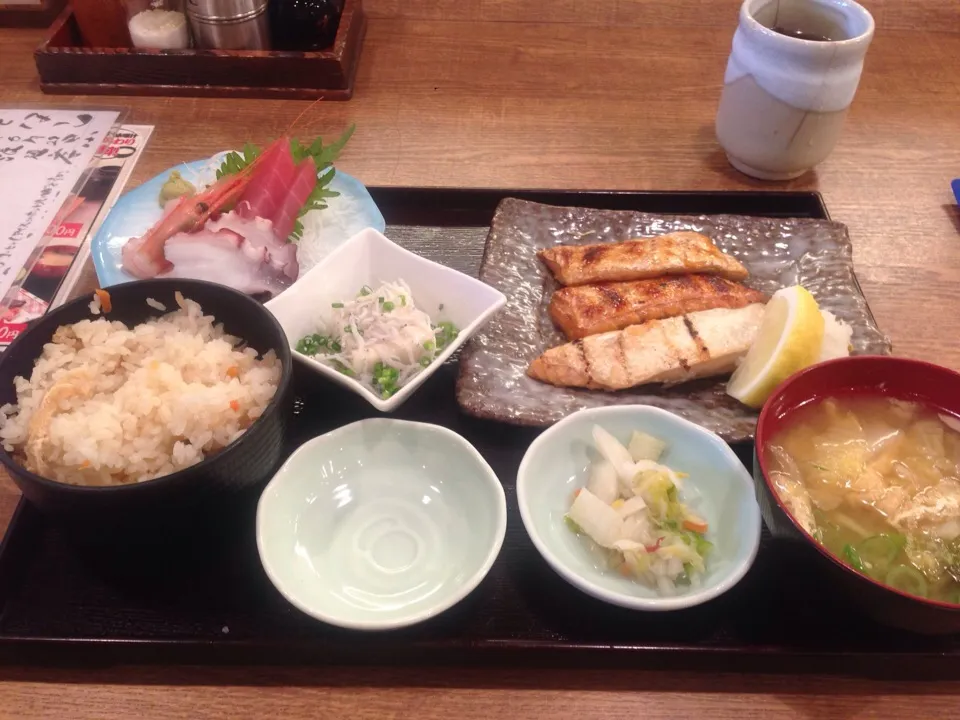 Snapdishの料理写真:日替り焼魚 鮭ハラス|to-takeさん