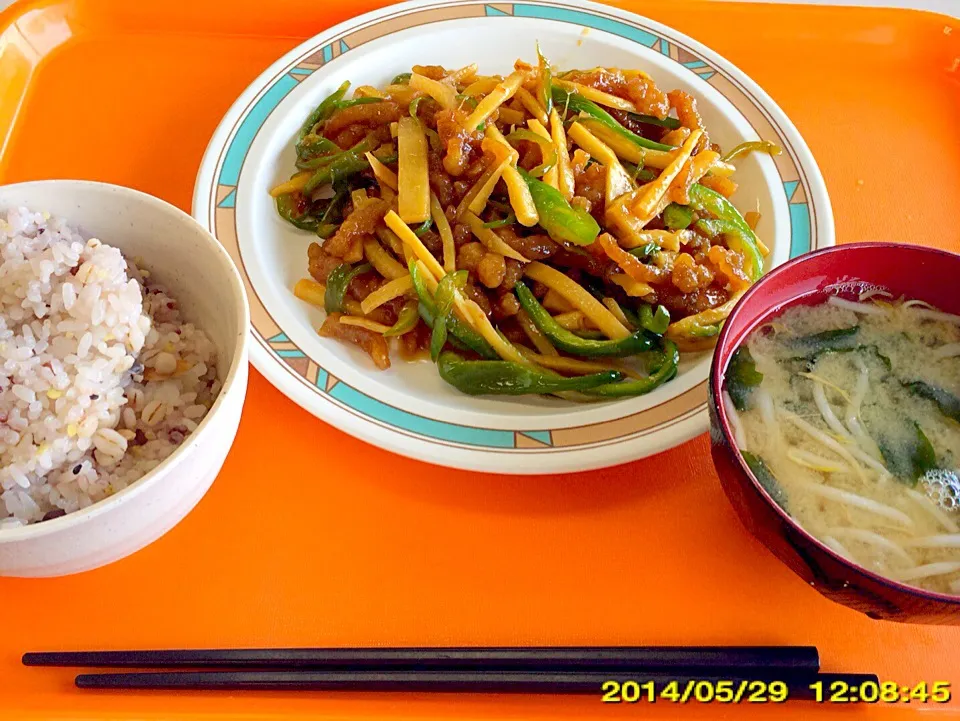 国立国会図書館の食堂でお昼です。Aセット570円。今日のメニューは青椒肉絲です。(^｡^)|尾久由さん