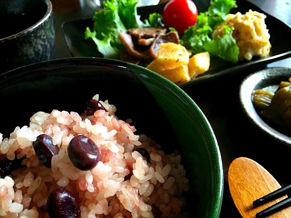 Snapdishの料理写真:赤空豆ご飯♪ママ！学校でバザーあるよ！行く！行く！|Bちゃんさん