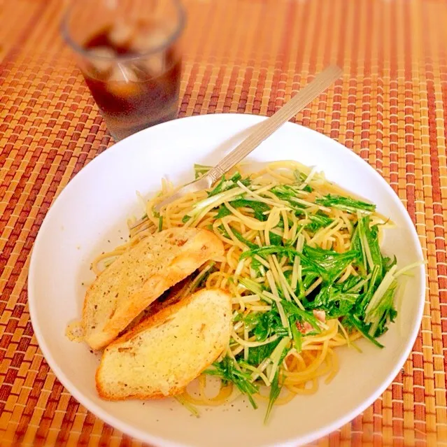 ひとりでランチ‼もちろん残り物だけど美味しく食べたい٩̋(๑˃́ꇴ˂̀๑)ベーコンと水菜のバターぽん酢パスタ＆ガーリックトースト♡|ナナオさん