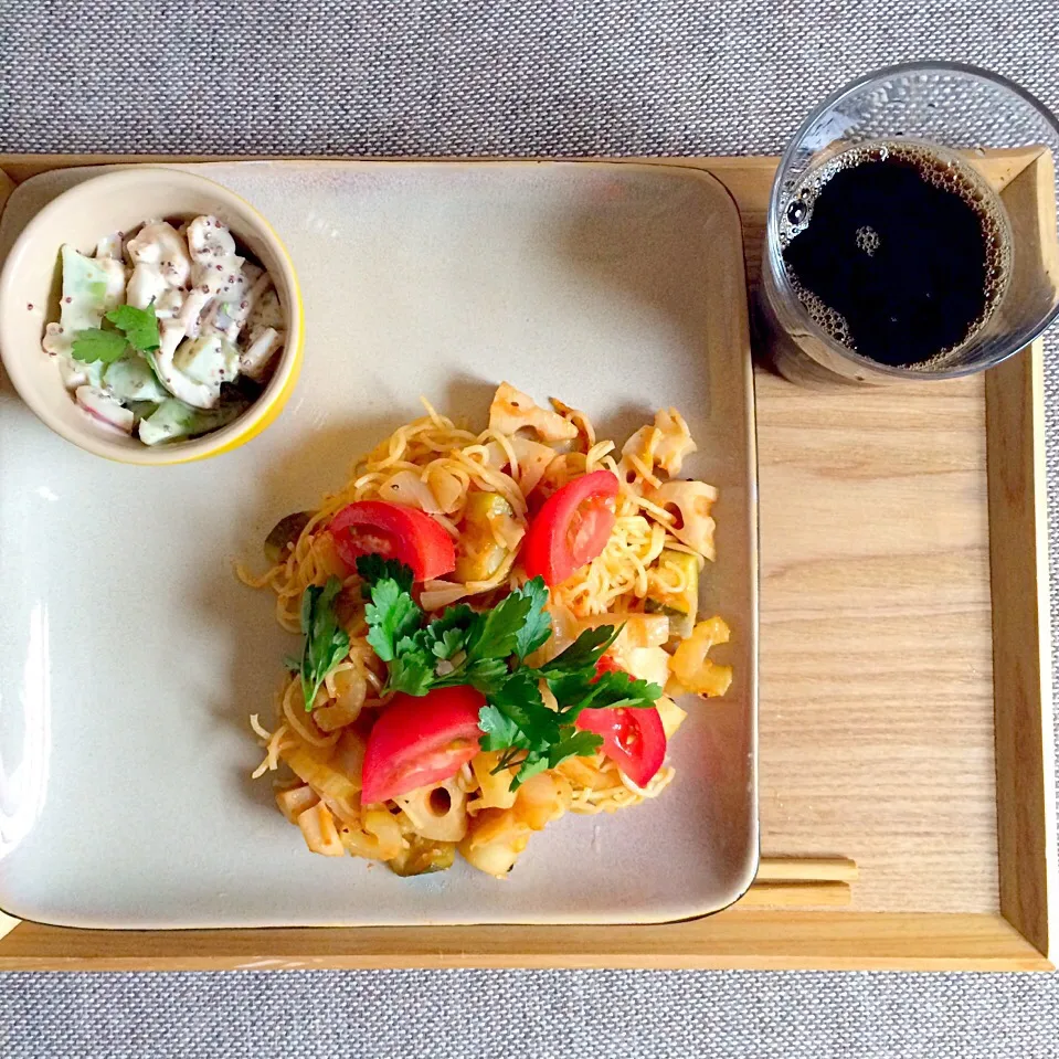 お昼ごはん。根菜のトマト煮で焼きそば。ブロッコリーの芯とボイルいかの粒マスタードマヨ和え。|yukko7740さん