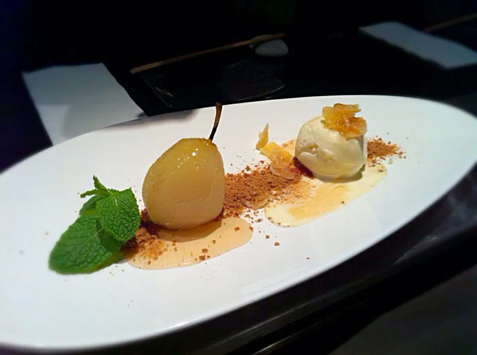 Umeshu Poached Pear with Ginger snap Crumble, Plum wine Syrup and Candied Ginger|Nooei Martensさん