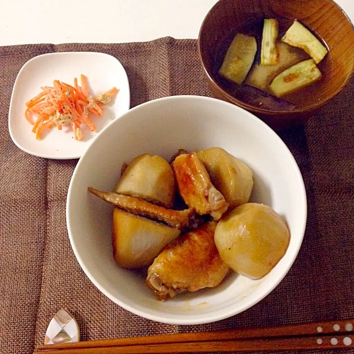 里芋と鶏手羽の煮込み・人参サラダ・お味噌汁(焼き茄子)|Accaさん