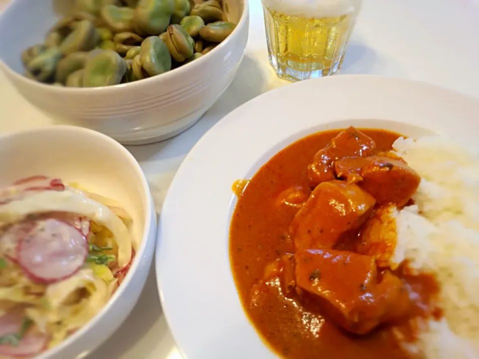 バターチキンカレーと採れたて空豆とラディッシュ|ちび太さん