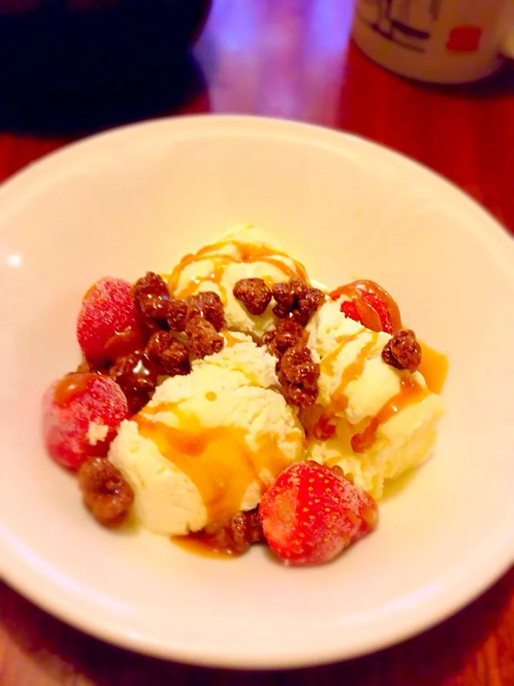 Vanilla ice cream with strawberry , milo crunch and salted caramel sauce|kazuko Tsujiさん