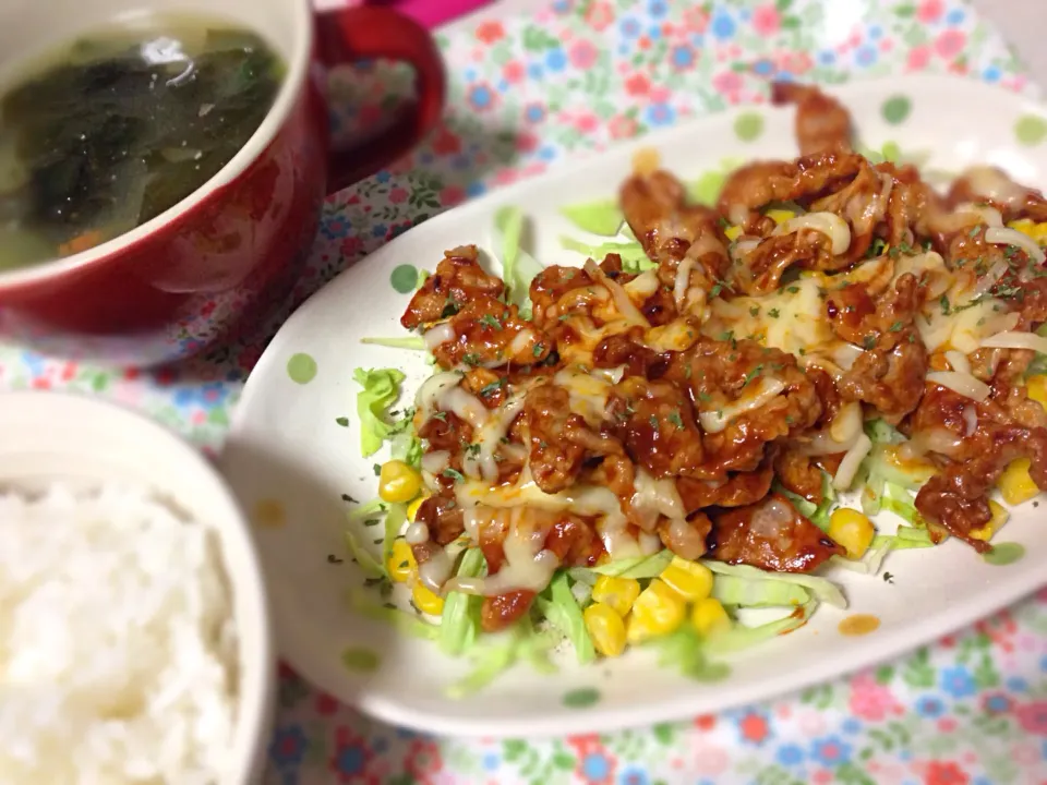 豚肉のケチャップ炒めチーズのせと小松菜の味噌汁|よんさん