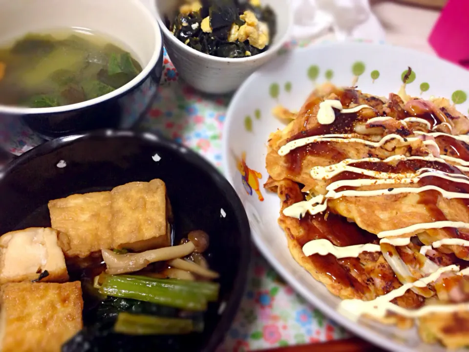 Snapdishの料理写真:小松菜と厚揚げの煮浸しとイカ明太入りお好み焼きと卵入り酢の物|よんさん