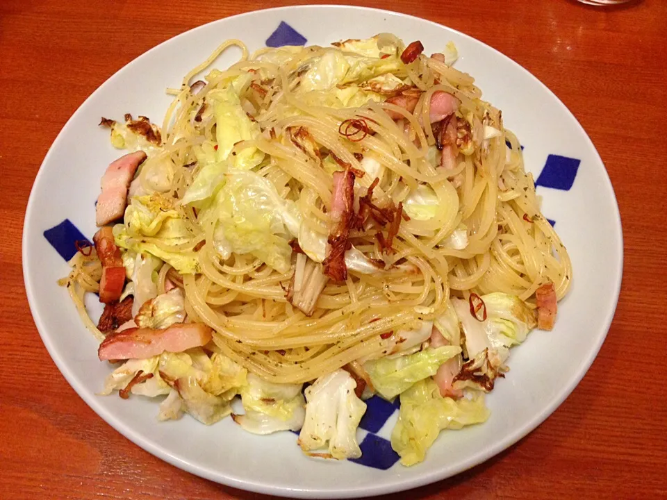 カリカリベーコンとキャベツのペペロンチーノ🍝|えりさん