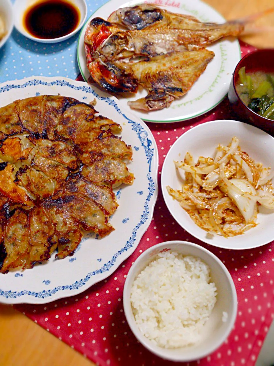 作るの手間かかって食べるの一瞬の代表選手・餃子君＆金目鯛の干物の晩ごはん|ゆきさん