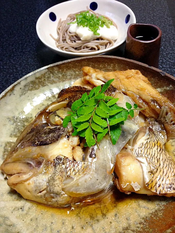 天然鯛のあら炊き。付き出しは一口とろろ蕎麦。|tomieさん