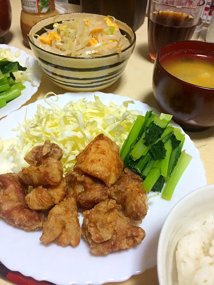 Snapdishの料理写真:とりの唐揚げ、小松菜のお浸し、豆腐とワカメの味噌汁、卵ともやしのナムル、白米|はしもさん