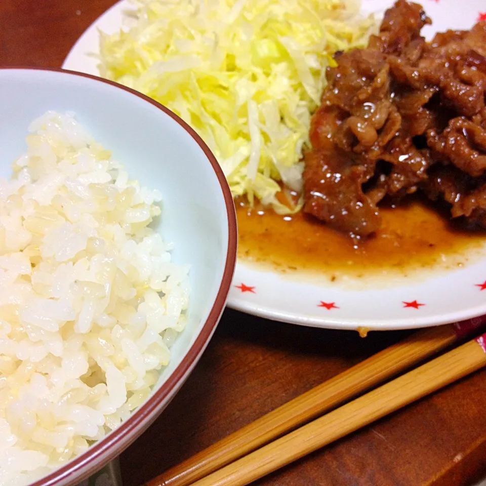 Snapdishの料理写真:【夕飯】千切りレタスと豚の生姜焼き|糸町たつこさん