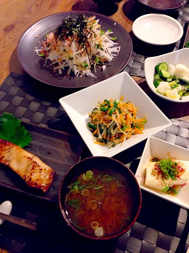 ヘルシー和食🍚鰆の醤油糀焼き🐟冷奴、大根サラダ、ニラ、もやし、にんじんの三色ナムル、お漬物、シジミのお味噌汁🍀|まみりんごさん