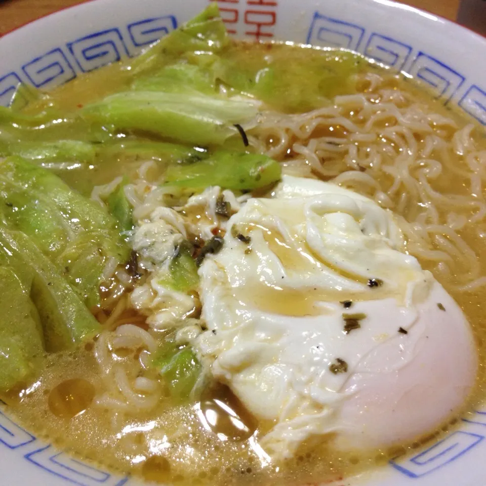 なんの工夫もないインスタントラーメンです。それでも深夜テロには十分。|shimakouさん