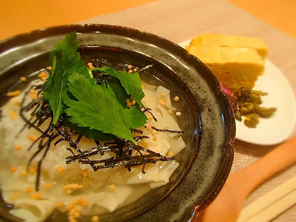 奥様、白ご飯は一度ザルにあけて水洗いするのが鉄則ですわよ♪二日酔いにもってこい！湯葉茶漬けにぶぶあられを添えて…|ちびめがさん