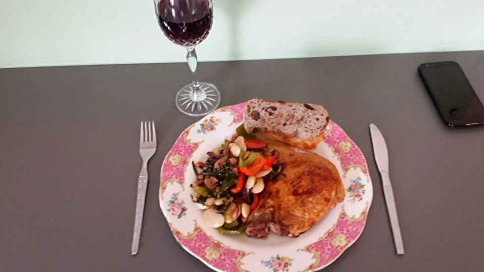 Snapdishの料理写真:smoked paprika pork chop with swiss chard and butterbeans.|chandu patilさん