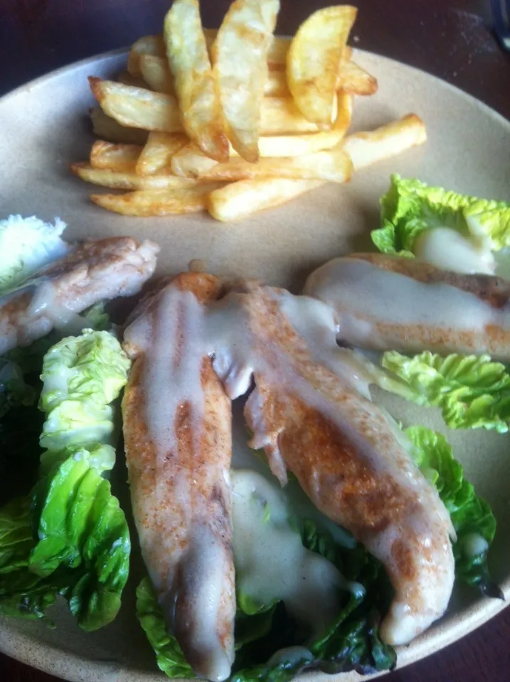 Aiguillettes de poulet caramélisées au sirop d'érable ( basse cuisson), salade verte et frites fraîches|PHILIPPEさん