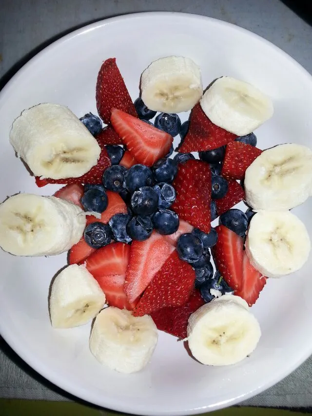 fruit salad.  blueberries,  strawberry,  And banana.|Polly Gelfusoさん