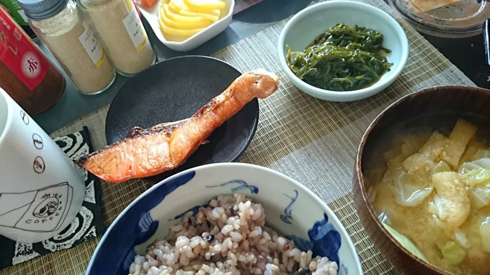 塩鮭＆めかぶ＆キャベツの味噌汁|まぐろさん