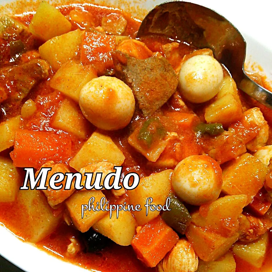 母の作るフィリピン料理の一つ、Menudo(ミヌード)は、鶏肉、豚肉、豚レバー、ピーマン、うずらの卵、ブラックオリーブ、じゃがいも、人参を玉葱とニンニクで炒め、トマトソースで煮込んだ料理です。
ワインに合う一品ですぅ(´∀`,,人)♥*.|Kashimanakitchenさん