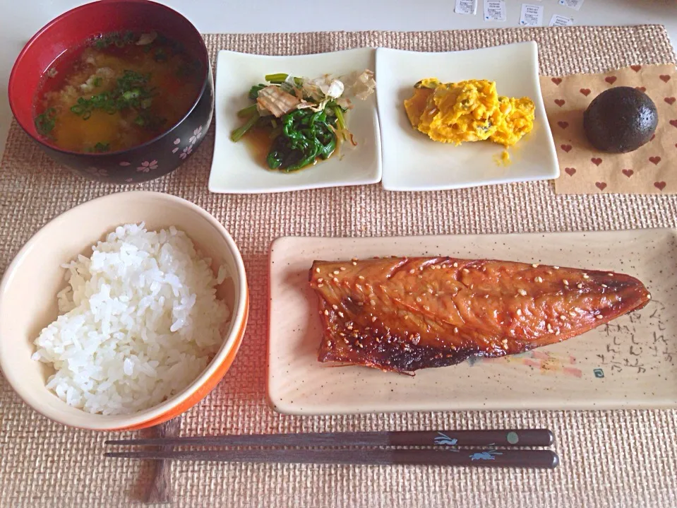 鯖の味醂干し ほうれん草と韮のお浸し かぼちゃサラダ 豚汁 かりんとう饅頭|にゃろめさん