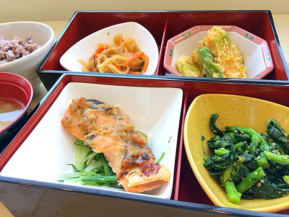 今日の社食は健康BOX。520円。やっぱりいろんな意味でこれが頼みやすい。|ルーア・ブランカさん