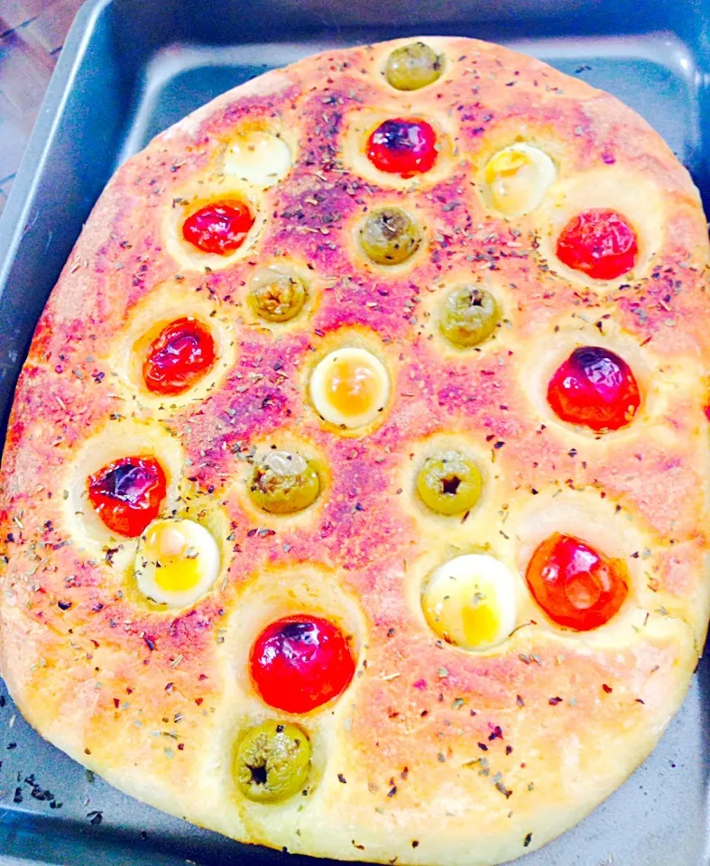 Focaccia di patate con pomodorini olive e uova di quaglia sode.|antonio scottoさん