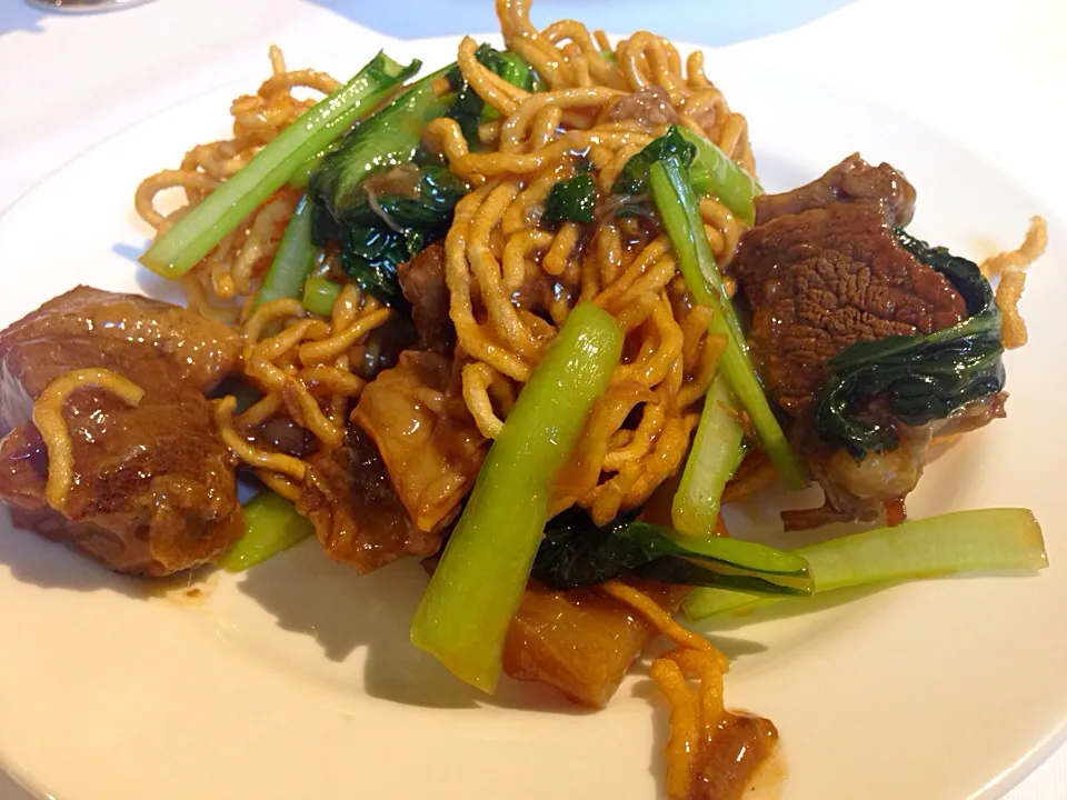 Deep fried noodles with beef|yeni kartikasariさん