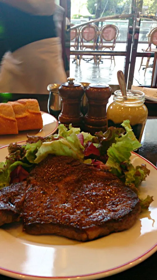 アメリカンなステーキ。
メルティではありません。でも肉らしい歯ごたえのあるステーキでした👍|akemi🐝さん