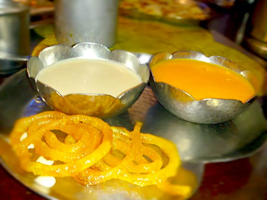 its a Indian sweet dish... love to have aam ras,  rabdi and jalebi.. yummy :)|monicaさん