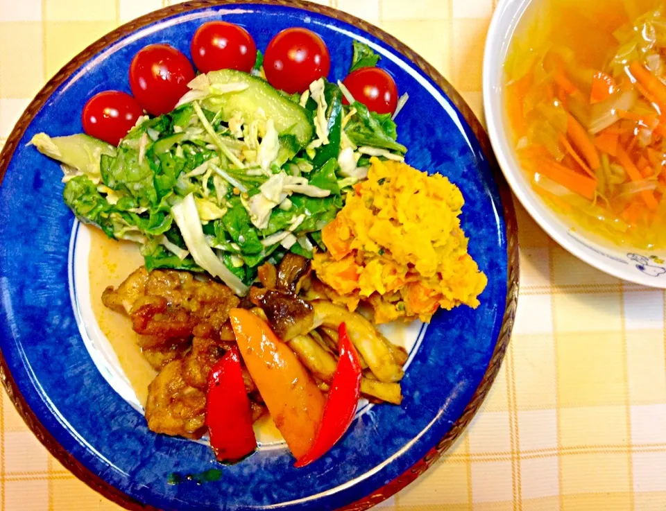 Snapdishの料理写真:はみちゃんのジョイフルキッチン晩ご飯^_^カレー照り焼きチキン＆かぼちゃサラダ＆生野菜たっぷり＆コンソメスープ^_^|はみちゃんさん