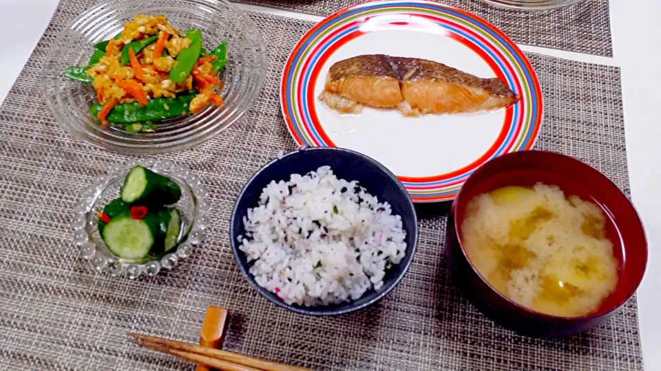 今日の夕食 焼き魚(カレイ)、絹さやの卵とじ、きゅうりの甘酢漬け、ゆかりごはん、新じゃがの味噌汁|pinknari🐰🌈さん