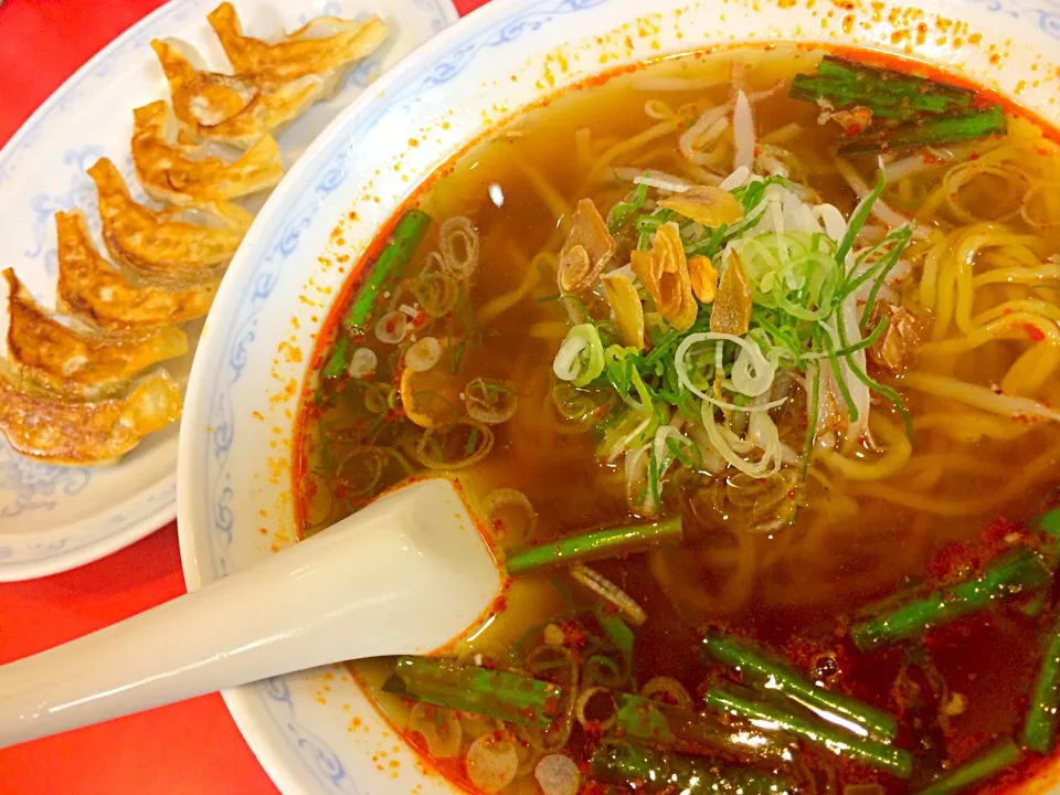 久々のピカイチラーメン。辛(ﾟдﾟ)ｳﾏｰ 。小ぶりの餃子も美味かった〜。
このお店には忌野清志郎さんがしばしば来店されてたそうです。
去年の秋、LIVE終わりにYTさんやJIさんも、、、。|JTKさん