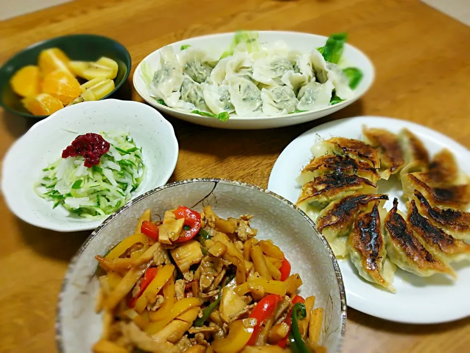 夕飯

野菜たっぷり手作り餃子
焼きと茹で（水？）
青椒肉絲
キュウリと大根の梅合え
キウイとオレンジ|ゆりっぺさん