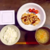 今日の夜ご飯。豆腐ハンバーグ、みそ汁、ご飯、納豆|まころんさん