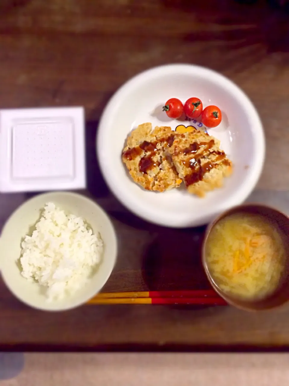 今日の夜ご飯。豆腐ハンバーグ、みそ汁、ご飯、納豆|まころんさん