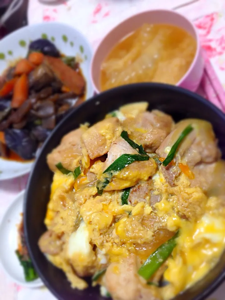 親子丼となすの鍋しぎとほうれん草のお浸しと味噌汁|syuさん