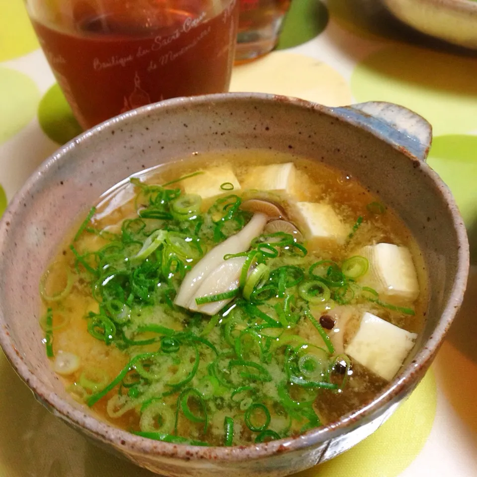 Snapdishの料理写真:今日の味噌汁は、木綿豆腐＋しめじ＋青葱。|うさ爺さん