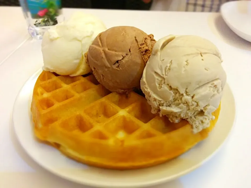 Snapdishの料理写真:waffles x rum x salted caramel x Swiss choc|Ernさん