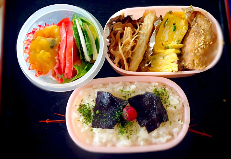 娘の弁当 イワシ醤油麹焼き 卵焼き 糸こんにゃく笹かまえのき煮 ポテトチーズ焼き サラダ|まった ゆうゆうさん